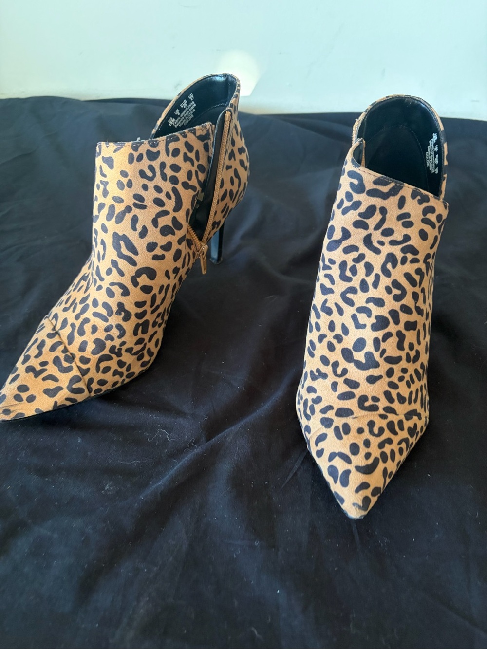 Fergalicious "Goldie" Leopard Print Booties, Sz 10M 🐆